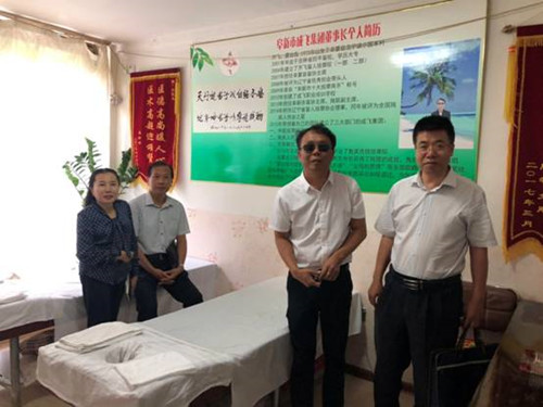 图为市残联理事长赵作奎（右一）、副理事长范志伟（左二）、杨青（左一）、盲协主席齐飞（右二）