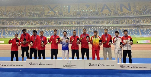 图为赵福迪（右五）获得男子田径听障组4×400米接力第一名颁奖现场