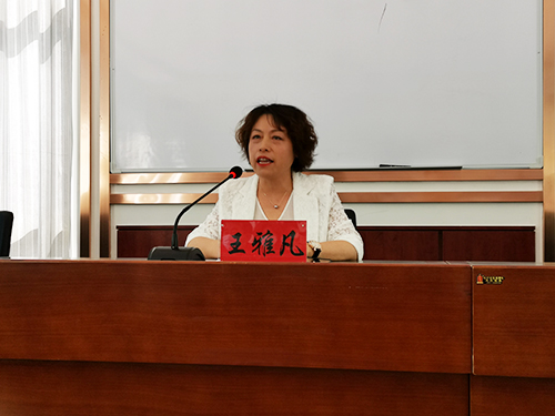 图为朝阳市司法局副县级领导干部、法律援助中心负责人王雅凡讲话