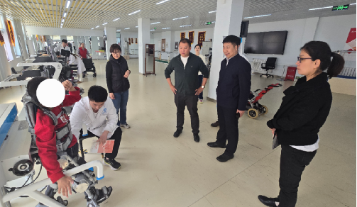 图为北京大艾外骨骼机器人康复应用现场