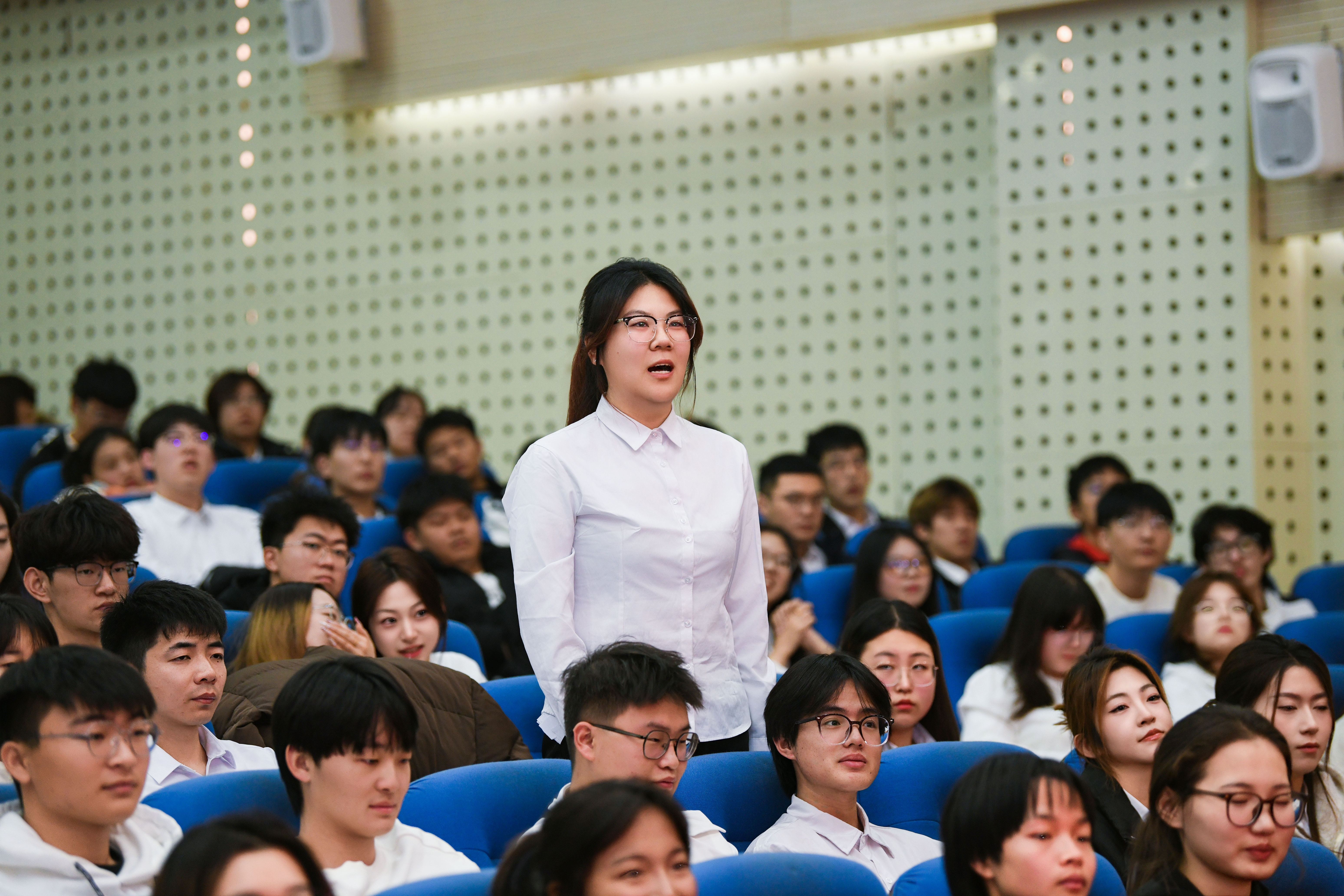 图为与现场同学互动交流