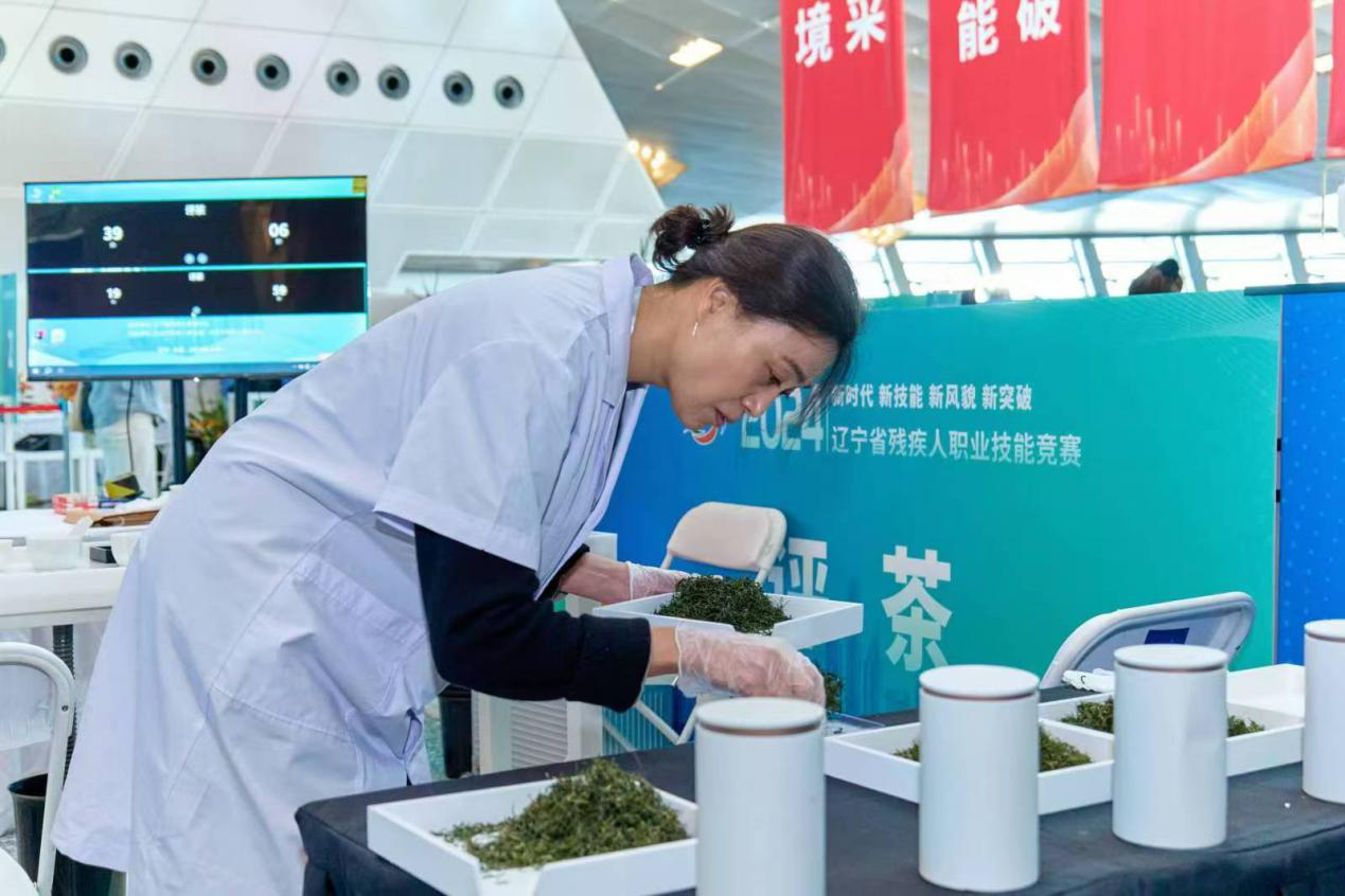 图为竞赛评茶项目选手比赛现场