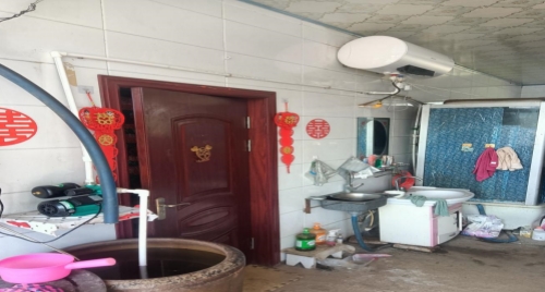 图为方便残疾人室内洗浴，安装了电热水器、自吸泵、维修了浴房、改造了水电设施