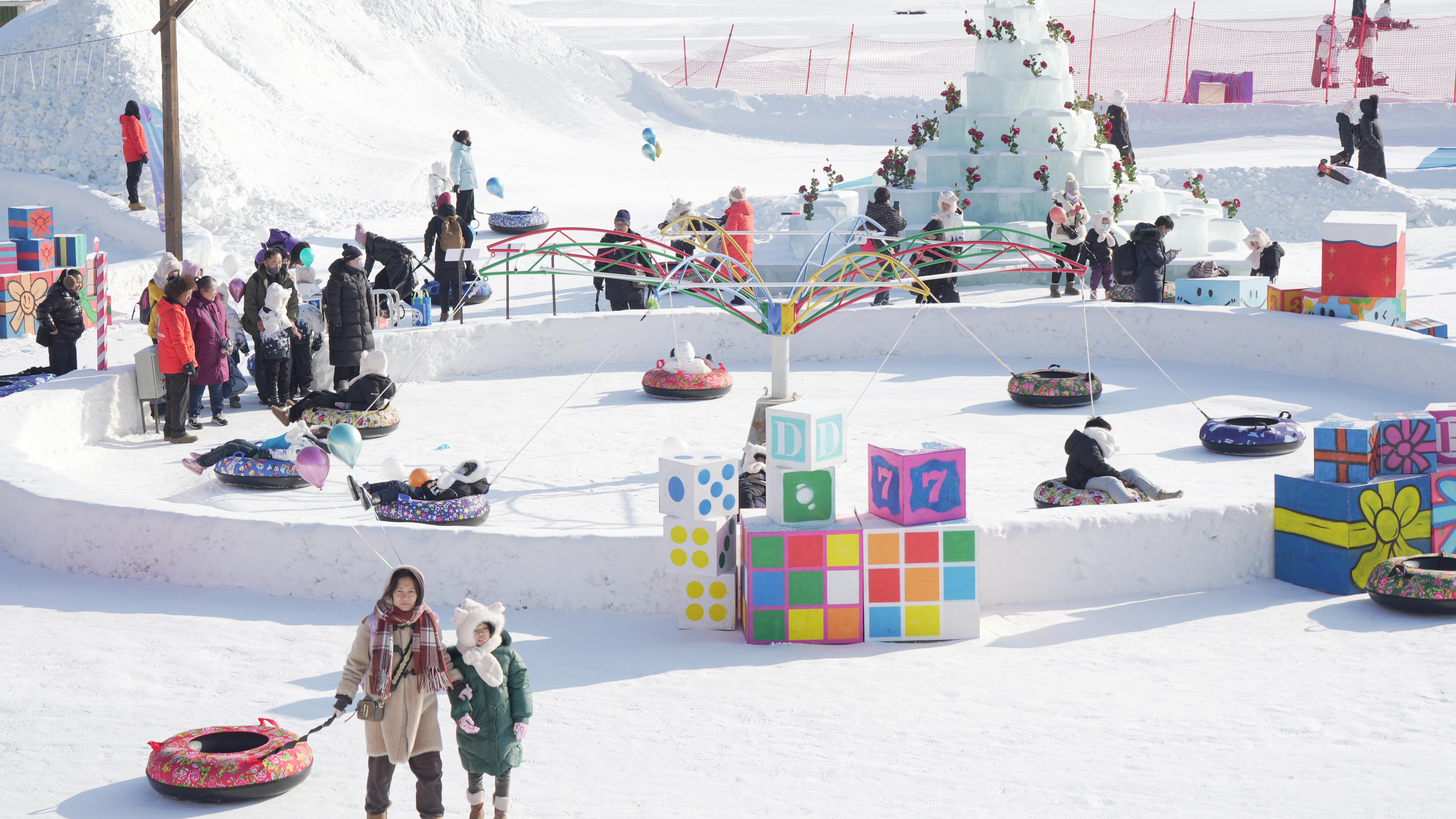 图为残疾儿童趣味冰雪体验活动现场