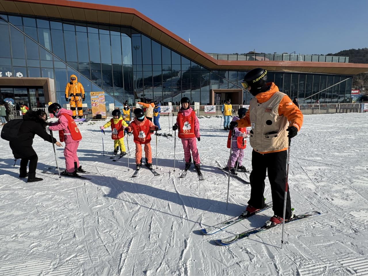 图为残疾儿童滑雪体验活动现场