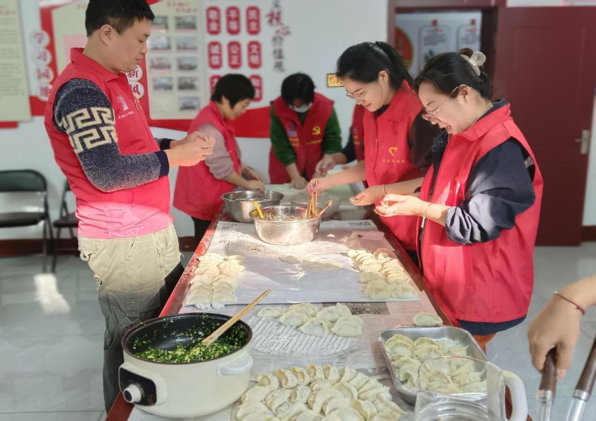 图为东塔街道和睦路社区包饺子活动现场