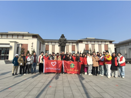 图为组织残疾人参观铁岭雷锋纪念馆现场