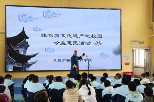 图为非遗传承人们为师生表演节目