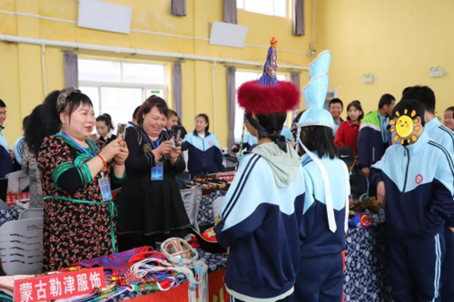 图为学生体验蒙古勒津服饰