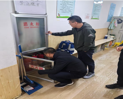 图为专项检查组检查消防设备现场