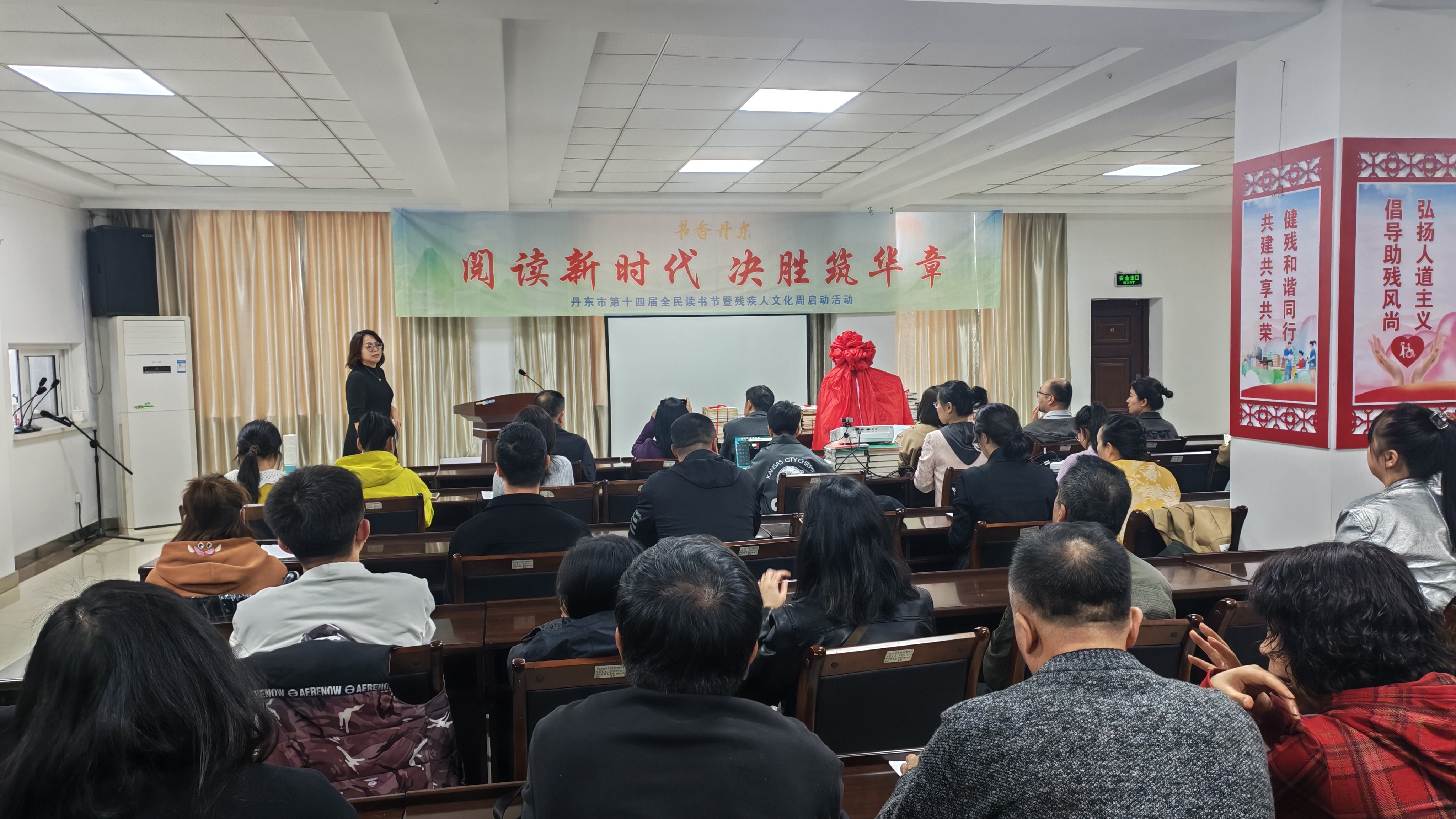 图为活动现场
