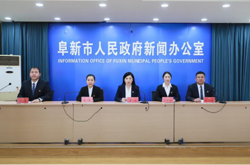 图为新闻发布会现场