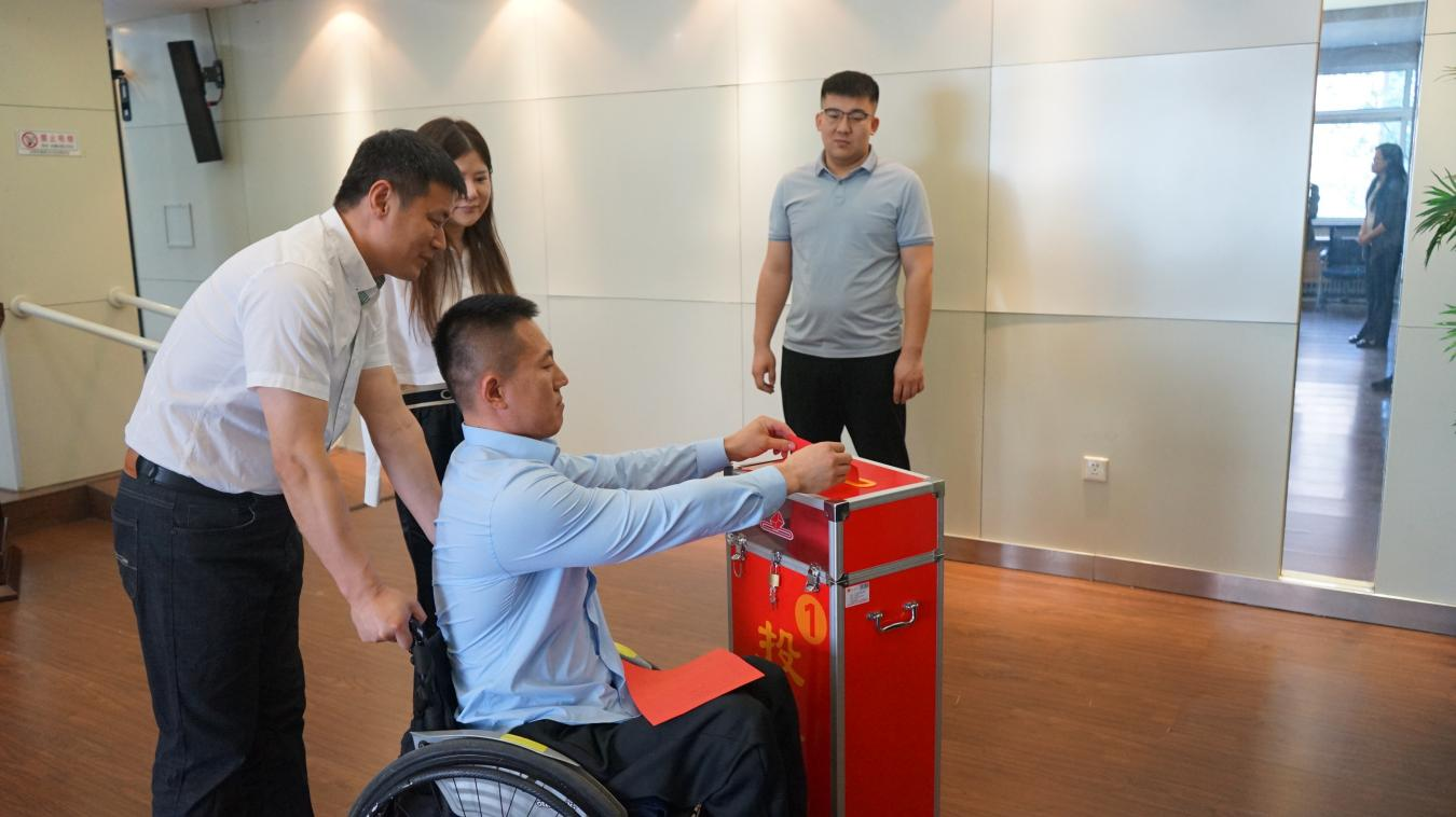 图为参会会员投票